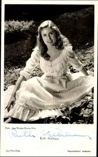 Ak Schauspielerin Ruth Niehaus, Portrait im Gras sitzend, Autogramm