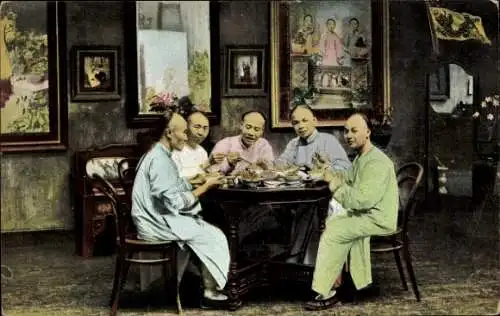 Ak Chinesen beim Essen am Tisch