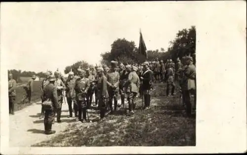 Foto Ak Kaiser Wilhelm II., Besuch bei Soldaten im Feld, 1. WK