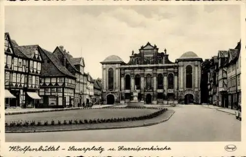 Ak Wolfenbüttel in Niedersachsen, Saarplatz mit Garnisonkirche