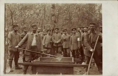 Foto Ak Deutsche Soldaten in Uniformen, Sanitäter, Schaufeln, I WK