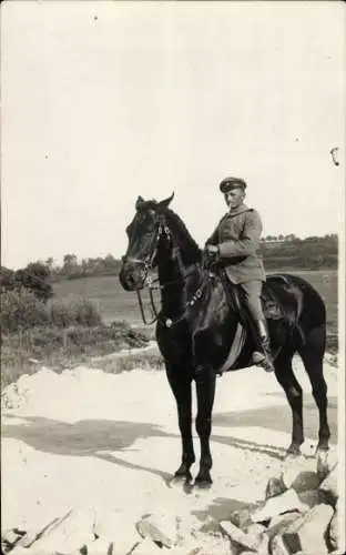 Foto Ak Deutscher Soldat in Uniform auf einem Pferd