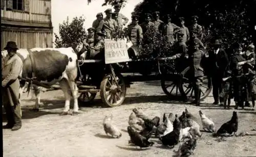 Foto Ak Deutsche Soldaten in Uniformen, Hühner, Parole Heimat