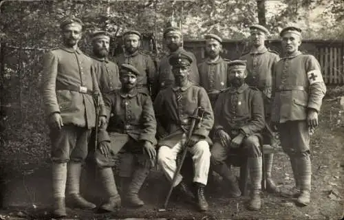 Foto Ak Deutsche Soldaten in Uniformen, Sanitäter, I WK