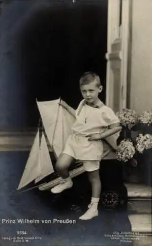 Ak Prinz Wilhelm von Preußen, Portrait mit Modellboot