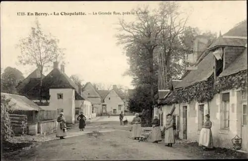 Ak La Chapelotte Cher, La Grande Rue in der Nähe des Lavoir