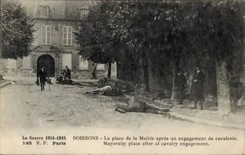 Ak Soissons Aisne, Place de la Mairie apres un engagement de cavalerie