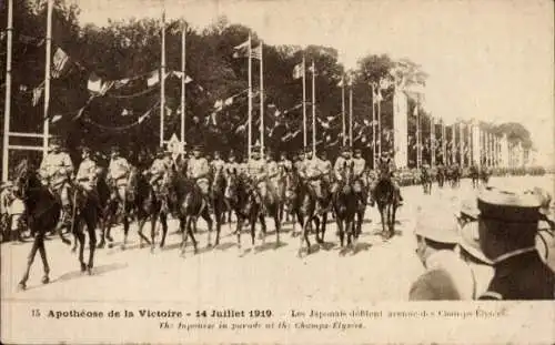 Ak Paris VIII, Avenue des Champs Élysées, Apotheose de la Victoire 14.7.1919, Reitende Soldaten