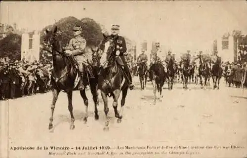 Ak Paris VIII, Avenue des Champs Élysées, Apotheose de la Victoire 14.7.1919, Reitende Soldaten