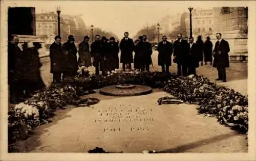 Ak Paris VIII, Triumphbogen, Grab des unbekannten französischen Soldaten, Kränze