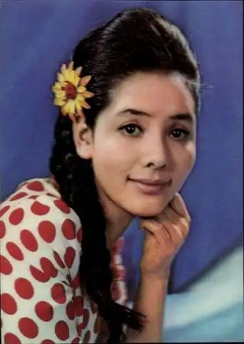 3 D Ak Junge Asiatin zwinkert, Blume im Haar, Erotik