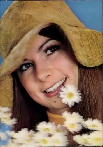 3D Ak Junge Frau mit Hut, Gänseblümchen