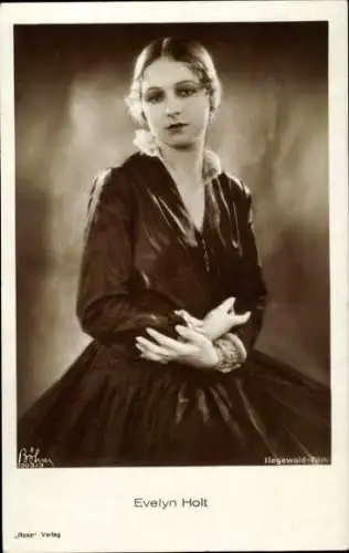 Ak Schauspielerin Evelyn Holt, Portrait in Kleid