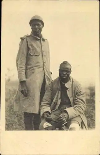 Foto Ak Stenay Lothringen Meuse, französische Kolonialsoldaten als Kriegsgefangene, Stenay Kaserne