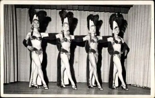 Foto Ak Varieté, Tänzerinnen in knappen Kostümen auf der Bühne