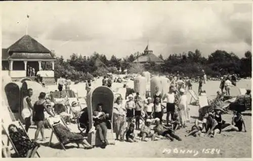 Foto Ak Frankreich? Badegäste am Strand, Strandkörbe, Liegestühle