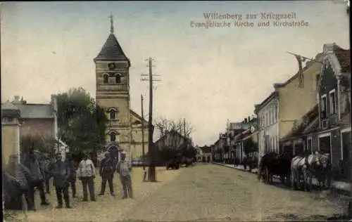 Ak Wielbark Willenberg Ostpreußen, Evangelische Kirche, Kirchstraße, zur Kriegszeit, dt. Soldaten