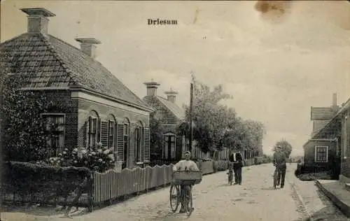 Ak Driesum Friesland, Ortspartie, Fahrradfahrer