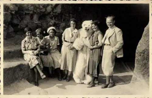 Foto Ak Männer und Frauen in einem Zoo, Person als eisbär verkleidet