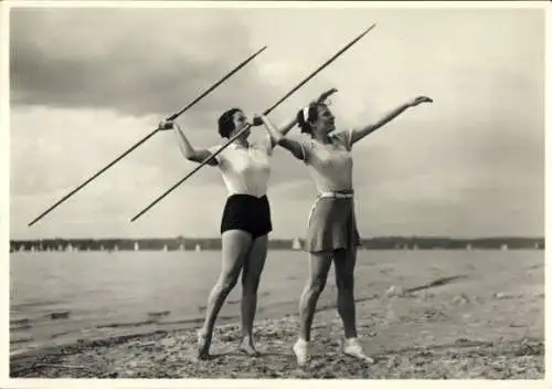 Ak Zwei Frauen mit Speeren am Strand