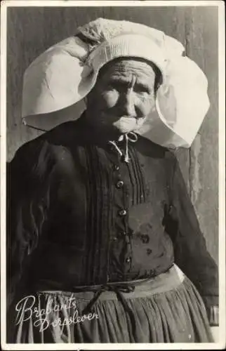 Ak Brabants Dorpsleven, Frau in Tracht