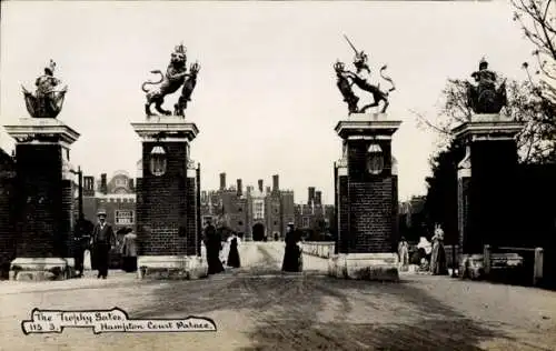 Ak Richmond upon Thames London England, Hampton Court Palace, Trophy Gates