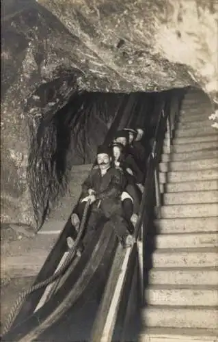 Foto Ak Berchtesgaden in Oberbayern, Rutschbahn im Salzbergwerk, Besucher