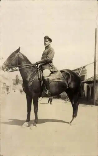 Foto Ak Soldat in Uniform auf einem Pferd