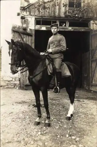 Foto Ak Soldat in Uniform auf einem Pferd