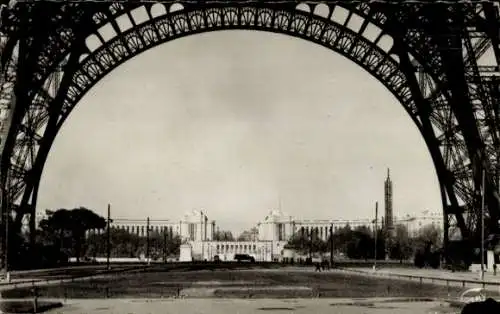 Ak Paris VII, Palais du Trocadero, gesehen unter dem Eiffelturm
