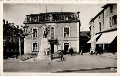 Ak Cuisery Saône et Loire, Place de l'Hotel-de-Ville, Kriegerdenkmal