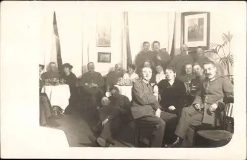 Foto Ak Männer in Uniformen und Frauen