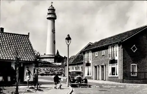 Ak Egmond aan Zee Nordholland Niederlande, Smidstraat mit Leuchtturm