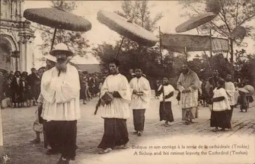 Ak Tonkin Vietnam, Bischof und seine Prozession verlassen die Kathedrale