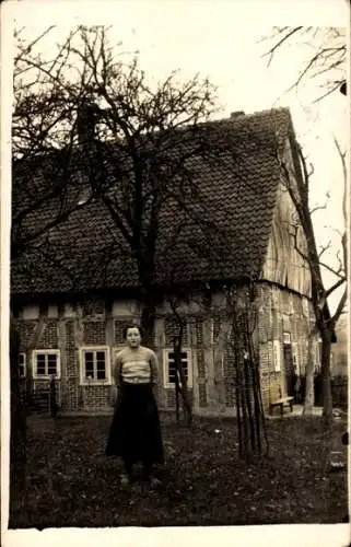 Foto Hansestadt Bremen, Frau vor dem Backsteinhaus