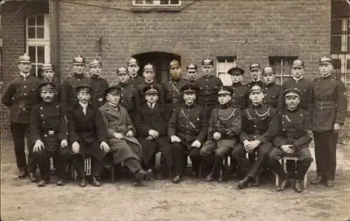 Foto Ak Nordhausen am Harz, Gruppenportrait deutscher Polizisten