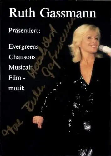 Ak Schauspielerin und Sängerin Ruth Gassmann, Mikrofon, ´Wiese, Portrait liegend, Autogramm