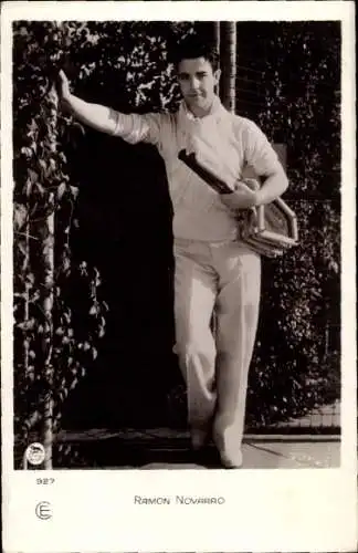 Ak Schauspieler Ramon Novarro, Portrait, Tennisschläger