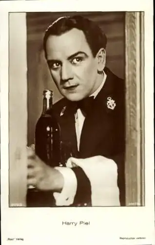 Ak Schauspieler Harry Piel, Portrait, Flasche