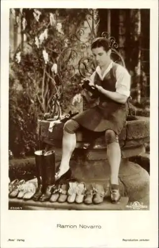 Ak Schauspieler Ramon Novarro, Portrait, Schuhe putzen