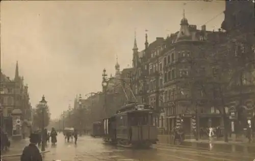 Foto Ak Köln am Rhein, Straße im Regen, Straßenbahn