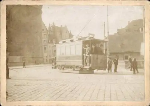 Foto Ak Nürnberg, Nürnberg-Fürther Straßenbahn am Bahnhof Königstor 1897, Ferd. Basse als Soldat