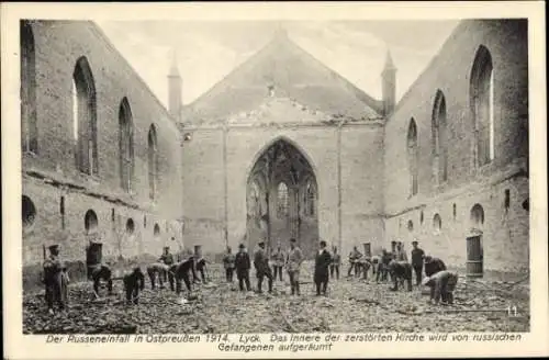 Ak Ełk Lyck Masuren Ostpreußen, zerstörte Kirche 1914, russische Kriegsgefangene bei Aufräumarbeiten