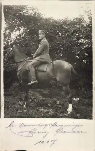 Foto Ak Deutscher Soldat in Uniform auf einem Pferd, I WK