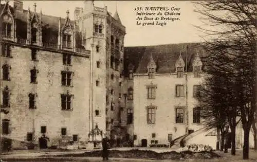 Ak Nantes Loire Atlantique, Chateau des Ducs de Bretagne, Le grand Logis, Innenhof