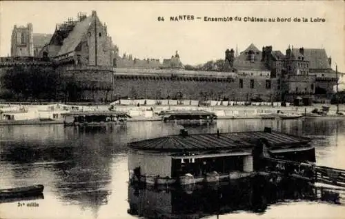 Ak Nantes Loire Atlantique, Ensemble du Chateau au bord de la Loire