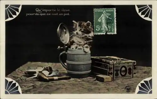 Ak Hauskatze in einem Bierkrug, Zigarren