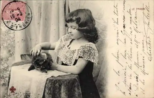Ak Mädchen kämmt seine Katze, Kamm