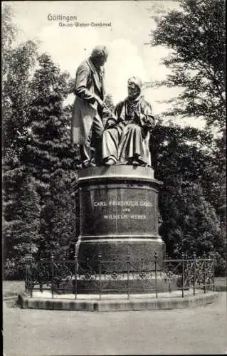 Ak Göttingen in Niedersachsen, Rathaus, Gauss-Weber-Denkmal