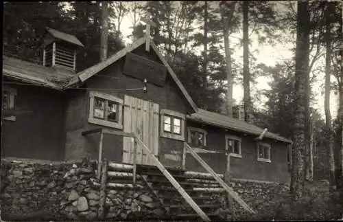 Foto Ak Haus im Wald, Kreuz